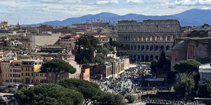 Лучшее время для прогулки по историческому центру Рима — вечер. Золотой свет, меньше туристов, живая атмосфера. Экскурсия по центру Рима на русском языке — Пантеон, Навона, площадь Испании. Колизей и вечерний Рим